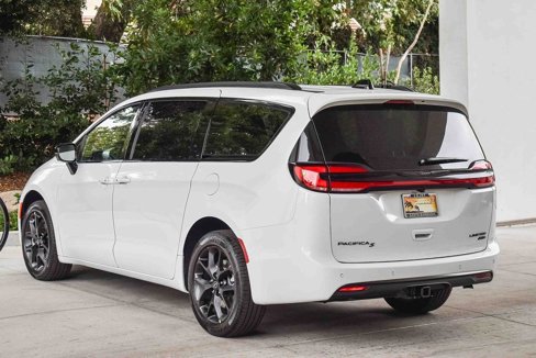 New 2026 Chrysler Pacifica Limited image 4