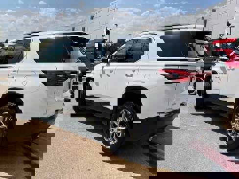 Used 2023 Chevrolet Traverse LT image 8