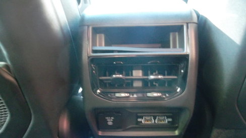 Used 2024 Jeep Grand Cherokee Altitude image 10