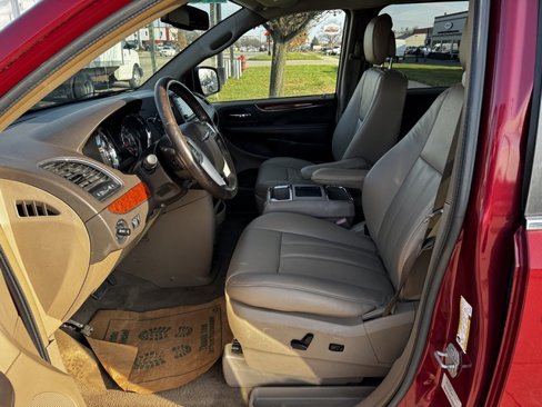 Used 2015 Chrysler Town & Country Touring image 9
