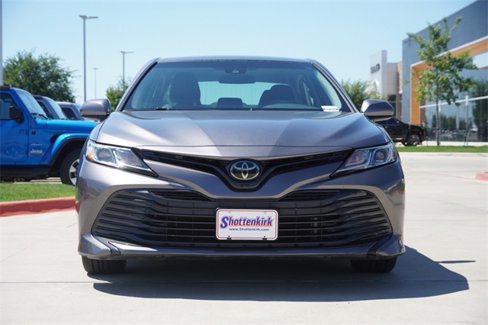 Used 2018 Toyota Camry LE image 2