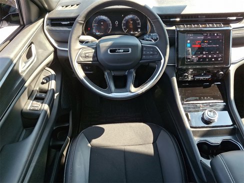 Used 2025 Jeep Grand Cherokee Altitude image 11