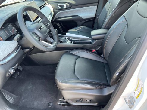 Used 2023 Jeep Compass Latitude image 13