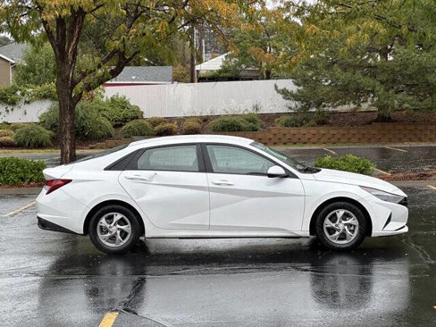 Used 2021 Hyundai Elantra SE image 3