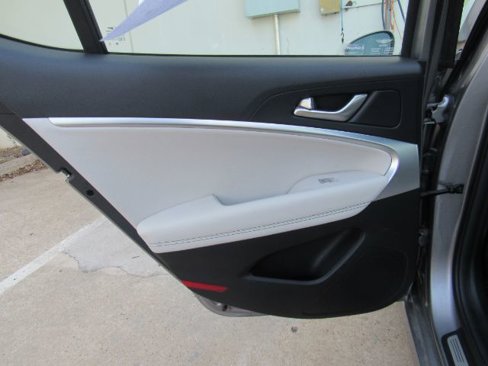 Used 2025 Genesis G70 2.5T image 16