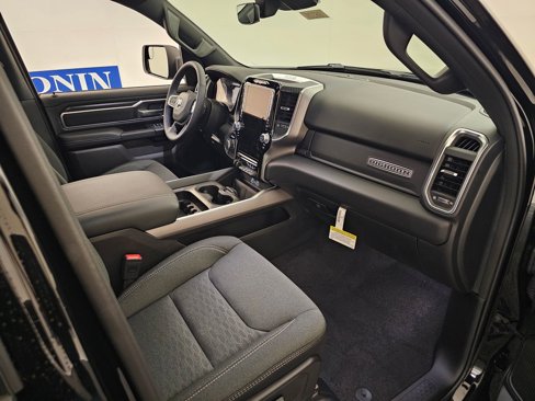 New 2026 RAM 1500 4x4 Crew Cab image 31