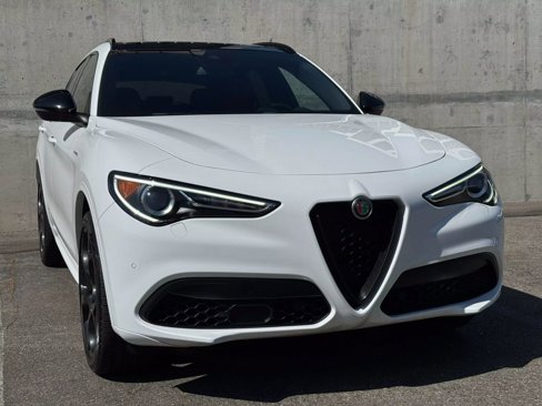 Used 2022 Alfa Romeo Stelvio Veloce image 3