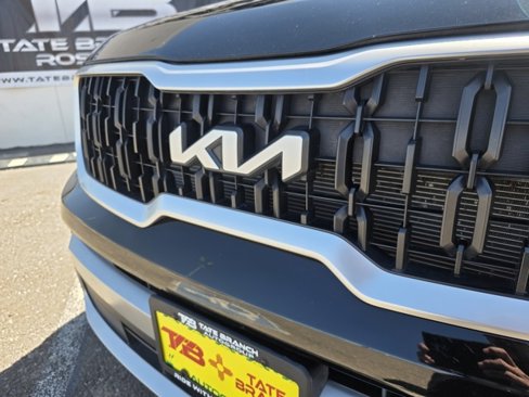 Used 2024 Kia Telluride EX w/ EX Captain's Chair Package image 8