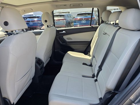 Used 2020 Volkswagen Tiguan SE w/ Panoramic Sunroof Package image 18