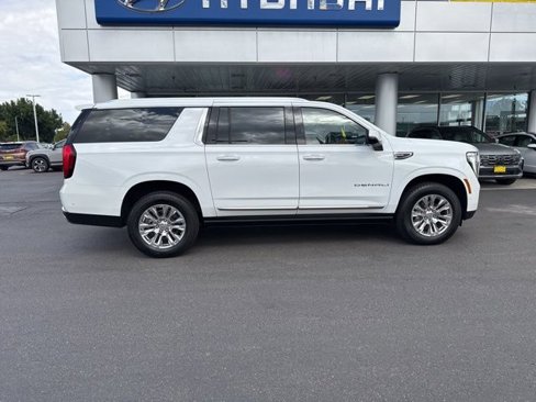 Used 2025 GMC Yukon XL Denali image 2