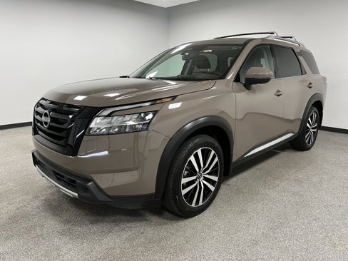 Used 2024 Nissan Pathfinder Platinum image 5