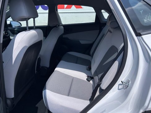 Used 2023 Hyundai Kona SE image 7