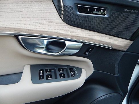 New 2026 Volvo XC90 B6 Plus w/ Protection Package Premier image 16