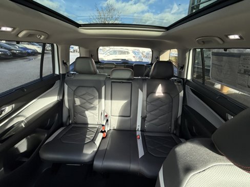 New 2025 Volkswagen Atlas Peak Edition SE image 19
