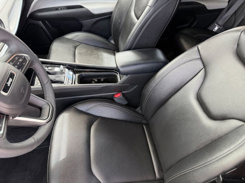 Used 2025 Jeep Compass Limited image 61