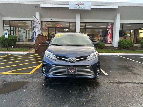 Used 2020 Toyota Sienna XLE image 2