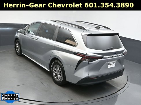 Used 2023 Toyota Sienna XLE image 32