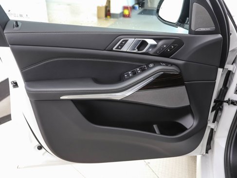 New 2026 BMW X5 M60i image 9