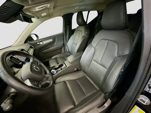Used 2025 Volvo XC40 B5 Plus image 13