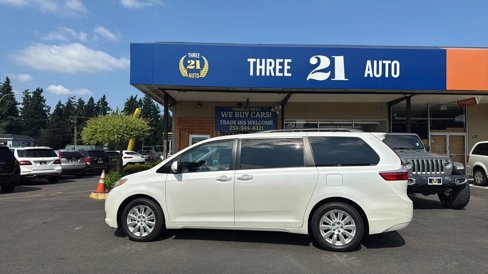 Used 2015 Toyota Sienna XLE Premium image 2