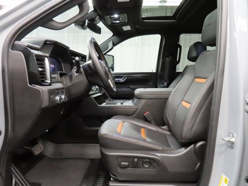 Used 2025 GMC Sierra 2500 AT4 image 9