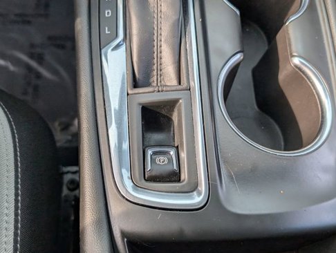 Used 2021 Chevrolet Equinox LS image 24