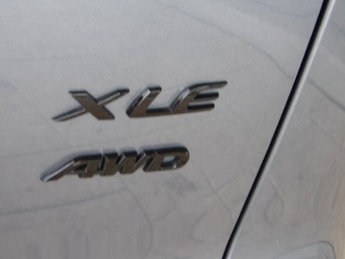 Used 2024 Toyota Corolla Cross XLE image 9