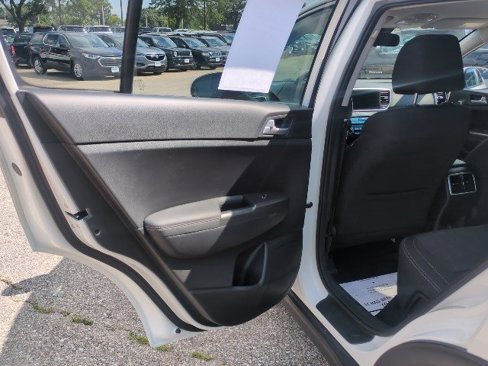 Used 2022 Kia Sportage LX image 12