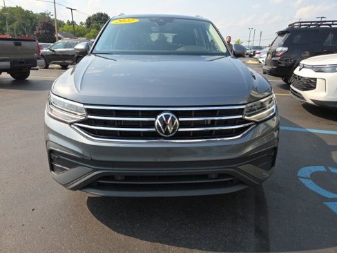 Used 2022 Volkswagen Tiguan SE w/ Panoramic Sunroof Package image 2