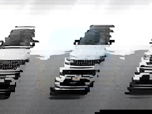 Used 2025 Jeep Compass Limited image 4