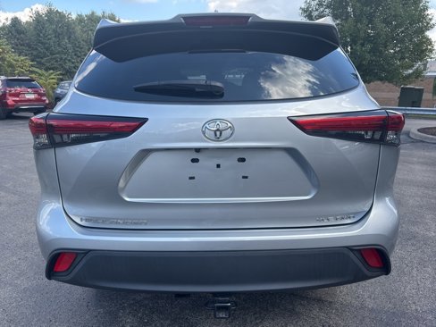 Used 2021 Toyota Highlander XLE image 4