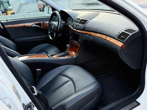 Used 2009 Mercedes-Benz E 350 Sedan image 26