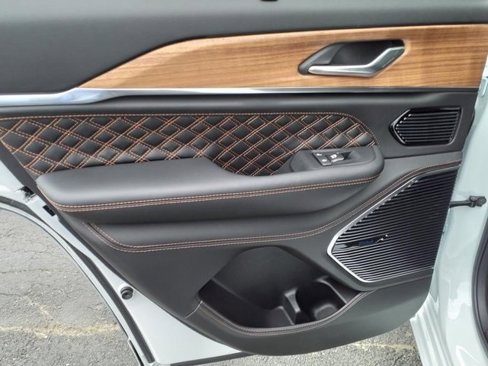 New 2025 Jeep Grand Cherokee Summit image 9