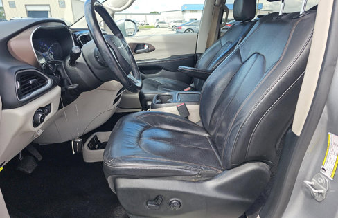 Used 2018 Chrysler Pacifica Touring-L image 7