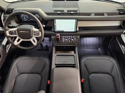 New 2024 Land Rover Defender 110 SE image 4