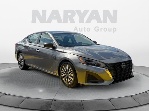 Used 2024 Nissan Altima 2.5 SV image 1