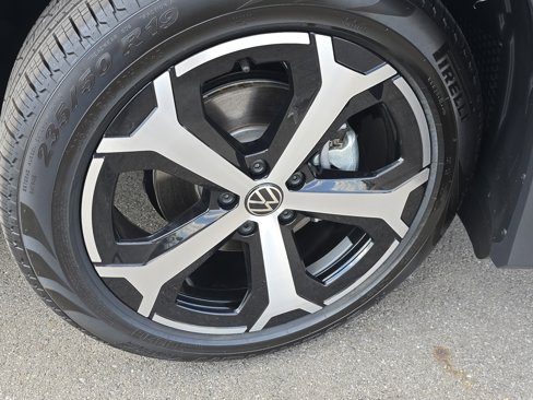New 2025 Volkswagen Tiguan SE image 12