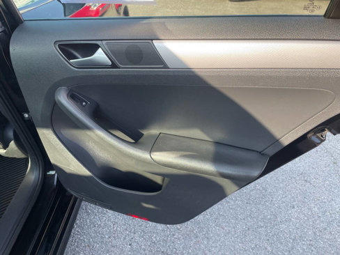 Used 2017 Volkswagen Jetta SE image 14
