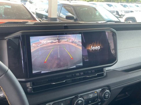 Used 2025 Jeep Wrangler Sahara image 17