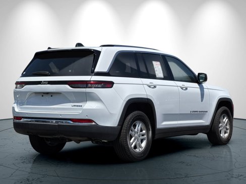 Used 2024 Jeep Grand Cherokee Laredo image 4
