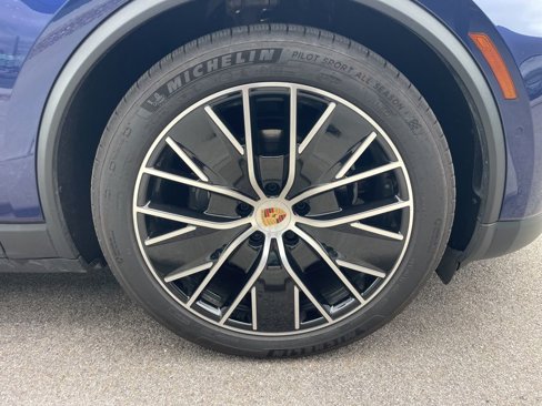 Used 2025 Porsche Macan 4 Electric image 14