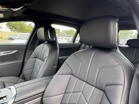 New 2026 BMW 750e xDrive image 21