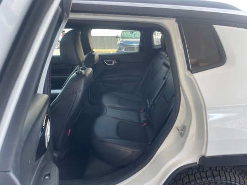 Used 2025 Jeep Compass Trailhawk image 24