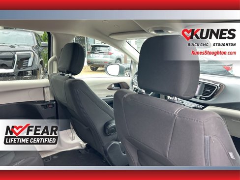 Used 2023 Chrysler Voyager LX image 47