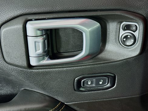 Used 2025 Jeep Wrangler Sahara image 23