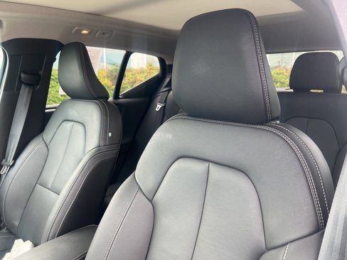 Used 2025 Volvo XC40 B5 Core image 12