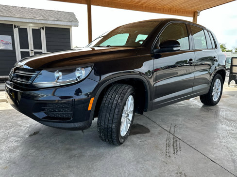 Used 2017 Volkswagen Tiguan S image 2