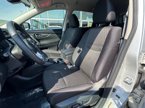 Used 2019 Nissan Rogue SV image 2