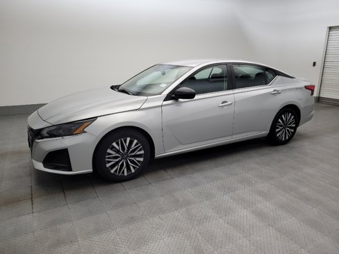 Used 2024 Nissan Altima 2.5 SV image 2