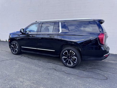 Used 2023 GMC Yukon XL SLT image 3